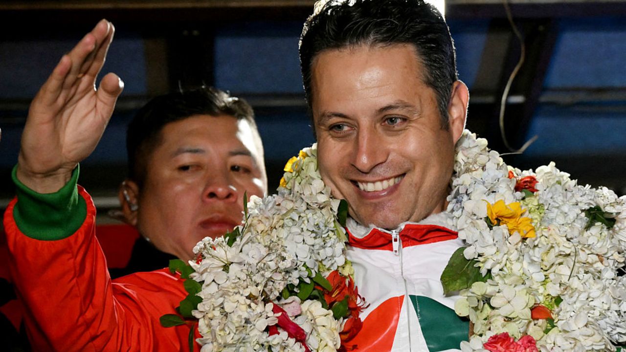 Uri Felipez Mancilla, Consultor político boliviano, análisis sobre el fenómeno político de Edmand Lara y lo que representa en el gobierno de Rodrigo Paz, para el periódico Opinión y Péndulo político. Una mirada sobre la gobernabilidad interna entre las dos cabezas de Bolivia